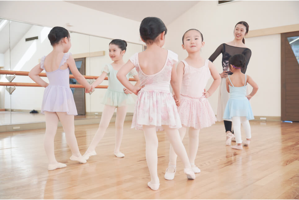 楽しくレッスンを受ける子ども達